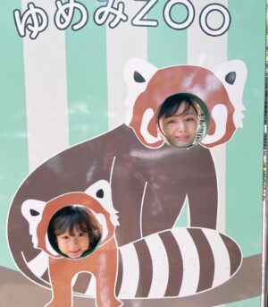 Moemi Katayama Instagram - 💛🌼

ドラマ
【そんな家族なら捨てちゃえば？】

一花（幼少期）役の美葉ちゃん
素直で可愛くておませさん
一緒に顔出しパネルしてくれました💛

小さい頃から
お芝居ができるってすごいよね
私はこの頃
走り回って元気いっぱいでおばかだったので
絶対できなかったと思う😂笑

さて、毎日暑いので
皆様、ご無理なく🍀
おうち時間のお供にぜひ見逃し配信を✨

かぞすて配信▷▷▷
TVer
DMM TV
カンテレドーガ

ぜひご覧ください♡

#かぞすて #そんな家族なら捨てちゃえば？　#カンテレ #カンテレドーガ #tver #dmmtv #moemikatayama