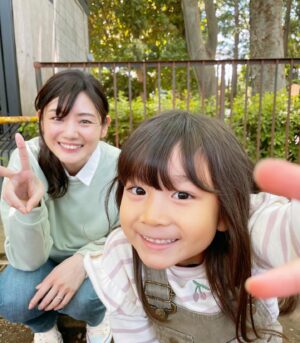 Moemi Katayama Instagram - 💛🌼

ドラマ
【そんな家族なら捨てちゃえば？】

一花（幼少期）役の美葉ちゃん
素直で可愛くておませさん
一緒に顔出しパネルしてくれました💛

小さい頃から
お芝居ができるってすごいよね
私はこの頃
走り回って元気いっぱいでおばかだったので
絶対できなかったと思う😂笑

さて、毎日暑いので
皆様、ご無理なく🍀
おうち時間のお供にぜひ見逃し配信を✨

かぞすて配信▷▷▷
TVer
DMM TV
カンテレドーガ

ぜひご覧ください♡

#かぞすて #そんな家族なら捨てちゃえば？　#カンテレ #カンテレドーガ #tver #dmmtv #moemikatayama