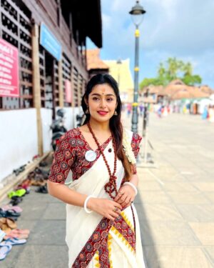 Mokksha Instagram - What a divine experience at Padmanabhaswamy temple!! 🙏🤲🙏
@chithinimovie pooja and prayer 🙏 
@eastcoastvijayan and Praveen ji
Thanks for such darshan facility 🙏
#mokksha #born #queen #pooja #darshan #ChithiniMovie #27thsep #release #worldwide #justiceforabhaya #justiceforRGkar