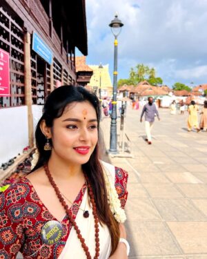 Mokksha Instagram - What a divine experience at Padmanabhaswamy temple!! 🙏🤲🙏
@chithinimovie pooja and prayer 🙏 
@eastcoastvijayan and Praveen ji
Thanks for such darshan facility 🙏
#mokksha #born #queen #pooja #darshan #ChithiniMovie #27thsep #release #worldwide #justiceforabhaya #justiceforRGkar