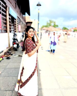 Mokksha Instagram - What a divine experience at Padmanabhaswamy temple!! 🙏🤲🙏
@chithinimovie pooja and prayer 🙏 
@eastcoastvijayan and Praveen ji
Thanks for such darshan facility 🙏
#mokksha #born #queen #pooja #darshan #ChithiniMovie #27thsep #release #worldwide #justiceforabhaya #justiceforRGkar