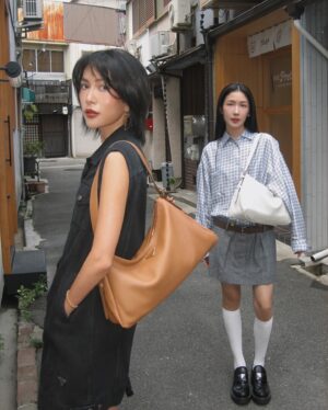 Molly Chiang Instagram - Question for Molly :
What seems to be easy for other people but is hard for you? — Fall in love (That’s why I keep pestering my friend😂🤣😝) 

Question for Ann：
You love something that everyone else hates；what is it ？— Molly。🤣

#PradaAimee @Prada
-
我與陳太的Prada姐妹照來了😌

這次電影導演與作家 Miranda July 為 activation 遊戲「Talk the Talk」所創作了一系列問答
我的問題：
「什麼事情對別人來說很容易，但對你來說卻很難？」
….「談戀愛🥲」（所以只好一直糾纏陳太」🤣

小安的問題：
「什麼東西是你喜歡但別人都討厭的東西？」
….「莫莉🤣」（陳太表示：你可以趕快去談戀愛嗎不要再纏著我了)

好喜歡在大阪拍攝的這組姐妹照😚
我們感情沒有很好但照片很好看吧？（咦）