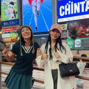 Molly Chiang Instagram - From San Francisco to Osaka 😏❤️
-
不可能舊金山結束直接瞬間移動又在大阪吧🤣🫠
今天真的是直接出境再入境😂
大阪你好❤️🥰

跟我家陳太 @aaron77926 會合了😌
又可以欺負…啊不是….又可以跟陳太培養感情了☺️😏

這次跟陳太一起來大阪工作
大家準備好我們洗版大阪快閃之旅了嗎😆

P.S. 直接現場跟陳太搶老公（？）
我的臉好激烈。