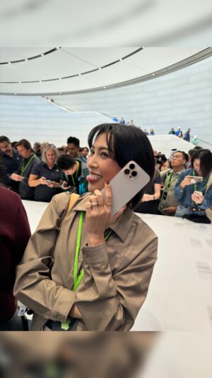 Molly Chiang Instagram - Guys!!!! New iPhone 16 & iPhone 16 Pro is here!!!!!🤎🦄😍 @apple #Apple 
-
各位觀眾！！！！！！
全體掌聲鼓勵！！！！！！
我竟然真的猜對了🤣🤣🤣🤣🤣
全新 iPhone 16 Pro Max 主打色就是絕美《沙漠色鈦金屬》😍🤎
竟然真的被我猜對了天啊！！！！！！
是大地色系列！！！！
直接穿搭也沒有錯耶😂
鈦會猜？？？🤣
鈦質感！！！

至於iPhone 16主打色是有點紫藍色的色調
本尊真的非常夢幻
我覺得好像什麼獨角獸顏色超可愛🦄
我也超喜歡茉莉公主色🥲
這次iPhone 16系列顏色真的很中耶🥹

iPhone 16 & iPhone 16 Pro都增加了《相機控制 Camera Control》新功能
用更創新方式快速啟動相機、拍照和開始錄影
只要在「相機控制」上滑動手指
就可以拍照 錄影
輕按可以自動鎖定主體的焦點和曝光
還可以拉近拉遠、或選擇你要的主題風格

還有最厲害的是！！！
iPhone 16 Pro 錄影可以達到 4K 120了！！！
超棒😍🤩

大家看完要什麼顏色？？？
這部影片先搶先看顏色跟重點分享
敬請期待接下來我更多的細節功能分享 介紹！！！
持續鎖定！！！🙌🏾🫶🏾