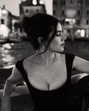 Molly Gordon Instagram - Dunkin to Venice and back in 39 hours

Thank you so much for having me @miumiu #miumiuwomenstales 🧙‍♀️