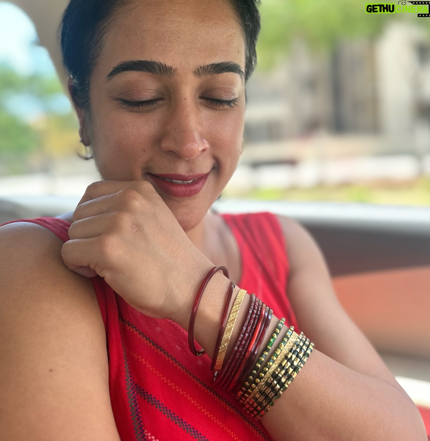 Mona Kakade - 3K Likes - Gold is worn on the left hand,
To bring fame,fortune,happiness &all good things in your life .
I love green and red glass bangles,
Hence, I try and wear it when ever I can 😇
#monabedre
#actor
#post
#picoftheday
#photooftheday
#instagood
#wisdom