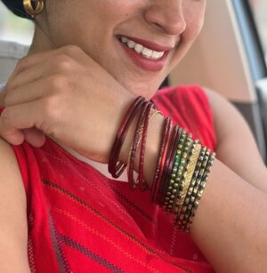 Mona Kakade Instagram - Gold is worn on the left hand,
To bring fame,fortune,happiness &all good things in your life .
I love green and red glass bangles,
Hence, I try and wear it when ever I can 😇

#monabedre 
#actor 
#post 
#picoftheday 
#photooftheday 
#instagood 
#wisdom