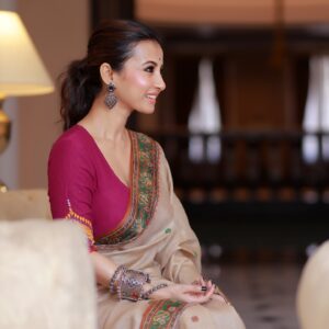 Monami Ghosh Instagram - 🌸
Saree = chhoto mashi