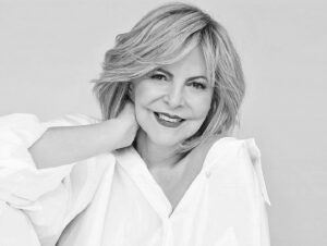 Monika Absolonová Instagram - Krasny vecer. Dnes by mela Hanka narozeniny… chtela jsem ji zavolat... Ale cislo do nebe nemam. Tak jsme za ni s Ondrou Hajkem zasli… nekteri z Vas byli na koncerte v Pardubicich, kde jsme poprve s Ondrou hrali Rybicku… a tenkrat mi mnoho z Vas reklo i napsalo, ze behem pisnicky ze stropu letelo pericko… 27.8. jsem byla za Hankou na Vysehrade a zase najednou ke mne priletelo pericko a dnes zas motyl… nahoda? Neverim… ale verim, ze Ti tam nahore nas ochranuji… dekuju a pusu Hani a pritukni si bublinkama na nas vsechny tady dole… zitra se definitivne loucime s dedou Oldou. Tak kdyby to nase babi neudelala, tak mu porad co a jak😘dekuju❤️🙏