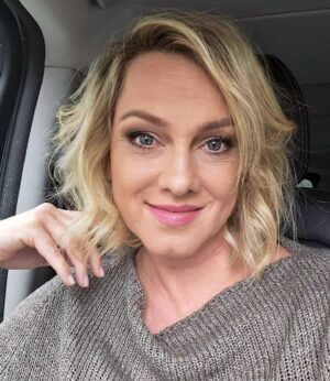 Monika Hilmerová Instagram - Fotila som promo fotky pre @tvmarkizaofficial s vynikajúcim @lukaskimlicka a tak pekne ma nalíčil @tomasvida.makeup a učesala @kristina.machackova, že som si ešte rýchlo spravila selfie, lebo som odtiaľ hneď šla na natáčanie "Dunaj, k vašim službám!" a už o pár minút som musela mať make-up aj účes dole, aby ma nalíčili a učesali na Vilmu 😉

#actorslife