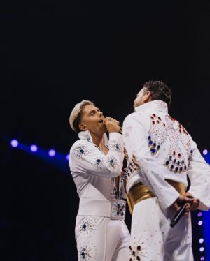 Monique Westenberg Instagram - Gisteren heb ik zo genoten bij Tino’s Las Vegas show in Ziggo. Mooie stem, mooie stage, mooie entourage en een geweldige opkomst in helikopter! Het aller leukste vond ik natuurlijk de Elvis medley samen met Dré. Heerlijk om die twee mooie mannen zo knap te zien in hun pakken, alsof ze heel eventjes dachten Elvis zelf te zijn… was jij erbij? 📸 @linadrakostamatis