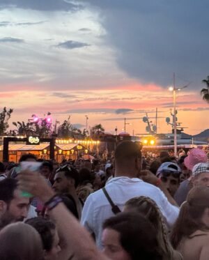 Moon Instagram - @plageselectro got my heart ✨
Invitation