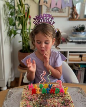 Müjgân Ferhan Şensoy Instagram - İyi ki doğdun güzel kızımız! 3 senedir her güne seninle uyanmak kadar güzel bir şey olamaz, varlığınla her an dünyamızı güzelleştiriyorsun! Seni çok seviyorum!
🌸💓🧿🎈 #peraöget 

evlilik yıldönümümüz kutlu olsun! @cemoget 🙃❤️

kızımın pastası da anneannesinden @deryabaykal 🙏🏻💓