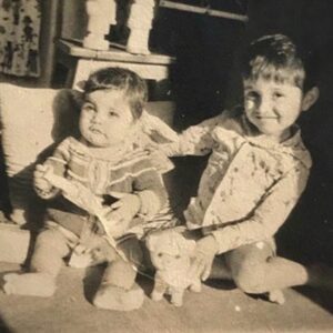 Mukta Barve Instagram - Being in the same city around Rakshabandhan is a rare and precious thing! Mukti, my lovely, funny, awesome sister! Love you tons!! ❤️❤️