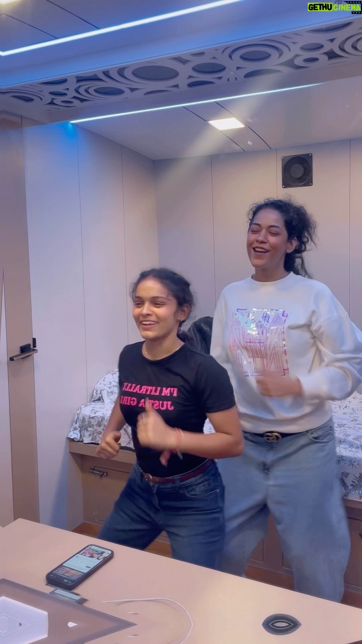 Mumaith Khan - 34.8K Likes - Yogi ❤️🔥 it’s our all time fvt song @mumait mam♥️🤌🏻 energetic,humble person 🫂♥️