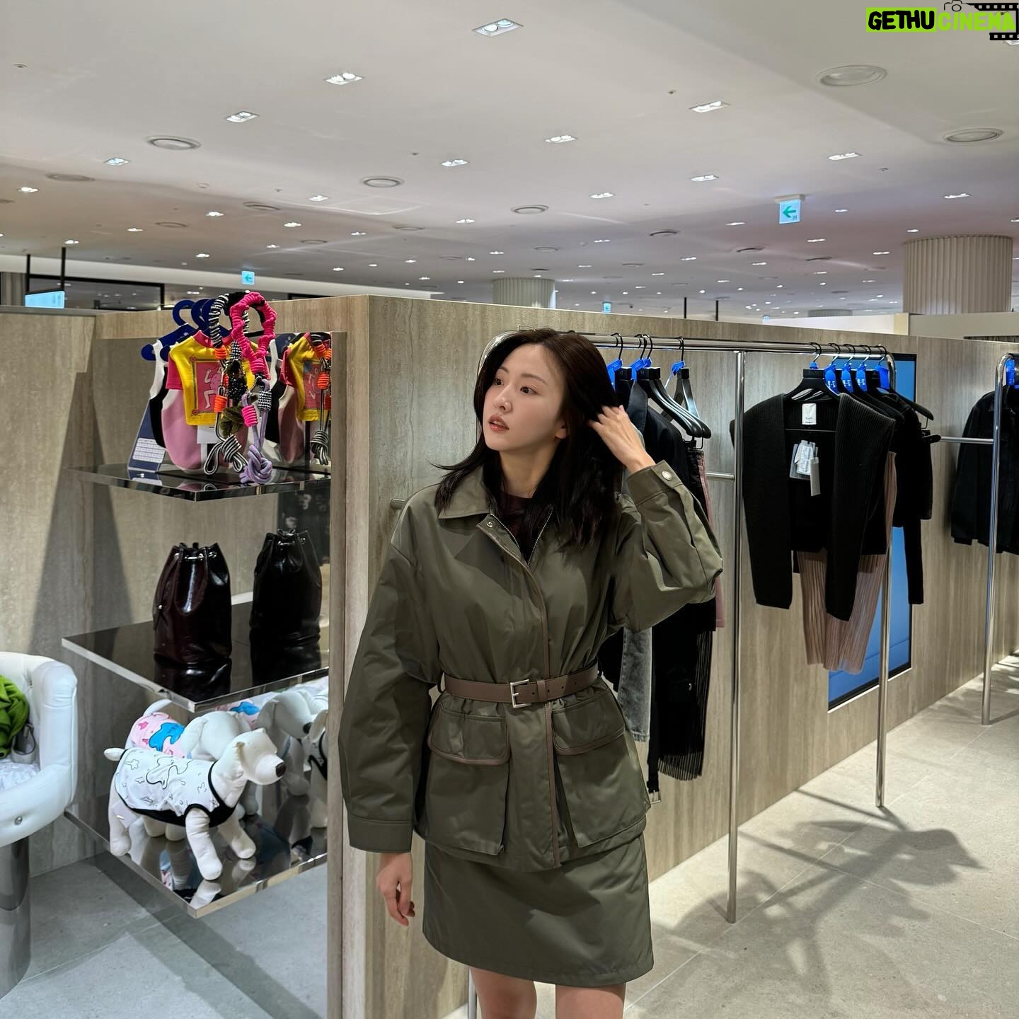 Na Hae-ryung - 1.4K Likes - #광고 @e.b.m_official
2024 PRE FALL COLLABORATION
EDITION BY MICHAA
AREN YOO
8월30일(금) ~ 9월01일(월)
3일간 오프라인 전 매장 및 온라인에서 유희라 콜라보 상품 20% 할인 동시 진행 한다고해요 ✨
E.B.M 멤버쉽 신규 고객 가입 시(시선닷컴), 10% 할인
* 콜라보레이션 상품 20% 할인과는 중복 할인이 불가함
#etm#editionbymichaa#이비엠#유희라#arenyoo#현대백화점판교