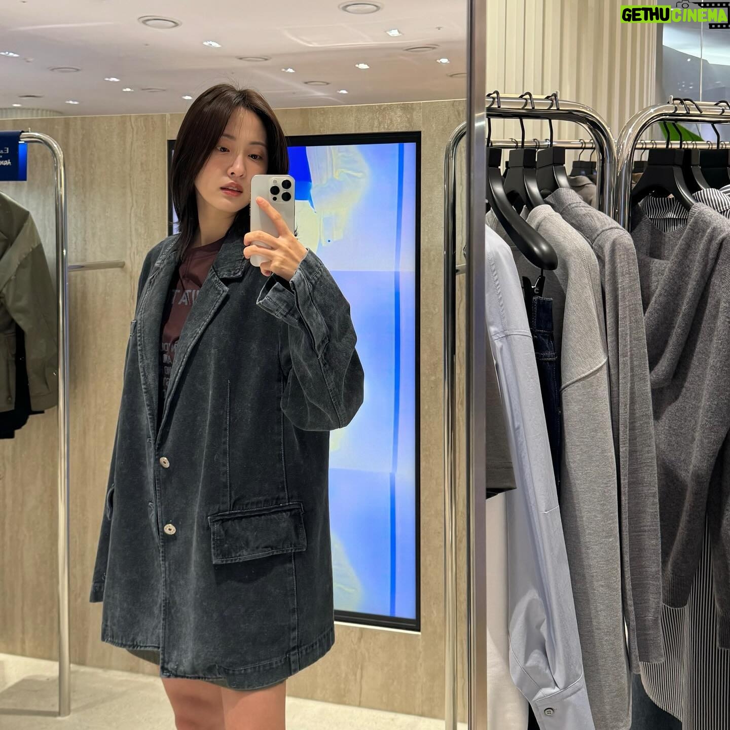 Na Hae-ryung - 1.4K Likes - #광고 @e.b.m_official
2024 PRE FALL COLLABORATION
EDITION BY MICHAA
AREN YOO
8월30일(금) ~ 9월01일(월)
3일간 오프라인 전 매장 및 온라인에서 유희라 콜라보 상품 20% 할인 동시 진행 한다고해요 ✨
E.B.M 멤버쉽 신규 고객 가입 시(시선닷컴), 10% 할인
* 콜라보레이션 상품 20% 할인과는 중복 할인이 불가함
#etm#editionbymichaa#이비엠#유희라#arenyoo#현대백화점판교