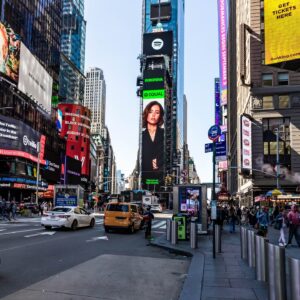 Nadya Dorofeeva Instagram - Це білборд на Times Square у Нью-Йорку сьогодні.
І це надзвичайно важлива подія для мене, адже я все життя , щодня, працюю над тим, щоб мої пісні слухали та любили. І вперше трек українською мовою, мій «Нітрогліцерин», Spotify додав до свого світового та українського плейлистів EQUAL одночасно!

Звісно, мені це дуже приємно , адже завдяки цьому українська музика виходить на новий рівень, а міжнародна музична спільнота «підсвічує» її. Але важливіше  те, що це можливість говорити через свою творчість , просувати українське на світовому рівні та привертати увагу до України та української сучасної музики ❤️‍🔥

Це дуже окриляє та надає сил творити ще більше! Вдячна @spotify за підтримку та підсилення жінок у музиці