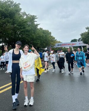 Nam Bo-ra Instagram - 오늘 아침 #굿피플 #에너지히어로레이스 뛰고 왔어요🏃‍♀️🏃‍♂️🏃
@goodpeoplei 
아침부터 ☔️비가 많이 와서 어쩌나 걱정했는데
마라톤 시작하니까 비가 딱 그쳐서 너무 신기했어요 😆 
하늘도 돕는 마라톤🌬️

저는 오늘 5키로 완주🩵

러닝하니까 몸도 가벼워지고 스트레스 다 풀리면서
기분이 너무 좋더라구요! 

앞으로 자주 해야겠어요😄😄😄