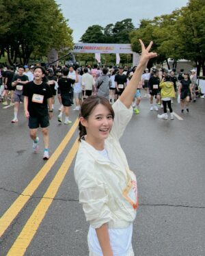Nam Bo-ra Instagram - 오늘 아침 #굿피플 #에너지히어로레이스 뛰고 왔어요🏃‍♀️🏃‍♂️🏃
@goodpeoplei 
아침부터 ☔️비가 많이 와서 어쩌나 걱정했는데
마라톤 시작하니까 비가 딱 그쳐서 너무 신기했어요 😆 
하늘도 돕는 마라톤🌬️

저는 오늘 5키로 완주🩵

러닝하니까 몸도 가벼워지고 스트레스 다 풀리면서
기분이 너무 좋더라구요! 

앞으로 자주 해야겠어요😄😄😄