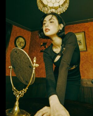 Nana Instagram - NANA
첫번째 개인작업 1

photography @kimmoondog
hair @silvergun_96
makeup @chaewonkeeem
styling @sensyal
art @solty_kimyesol