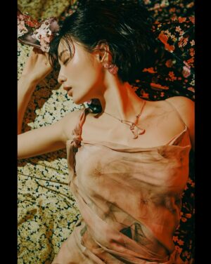 Nana Instagram - NANA
첫번째 개인작업 1

photography @kimmoondog
hair @silvergun_96
makeup @chaewonkeeem
styling @sensyal
art @solty_kimyesol