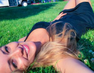 Nana Gouvea Instagram - Smile! Life is beautiful! Bye bye summer!💐👸🏼🌹💕 Sorria! A vida é bela! Tchau verão! 🙏🏼🌷💖🌿 #nanagouvea #actress #peaceful #smile #lifeisbeautiful #byebyesummer #blond #layonthegrass #gorgeous #beauty #greeneyes #atriz #paz #sorriso #avidaebela #tchauverão #loira #natureza #linda #olhosverdes