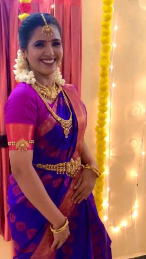 Nanditha Jennifer Instagram - Madhura marikozhundhu vaasam 🌸😊
.
.
Saree & jewellery by : Karthgaideepam team 
.
Thank you @zeetamizh 
.
#beautiful #smile #cute #saree #reels #instagram #instagood #dance #oldsong #ramarajanhits #thankyou #jesus #trendingreels #jenniferr252reels #likesforlike