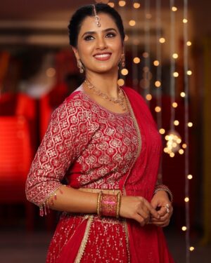Nanditha Jennifer Instagram - “ Meet you guys on KD’s Sunday Special episode “
.
Thank you @zeetamizh 
..
#blessed  #beautiful #love #pink #cute #instagram #instagood #instalike #fashionblogger  #actress #jenniferr252  #smile #karthgaideepam #ztamil #thankyou  #jesus 
 #PinkPerfection  #TraditionalElegance”