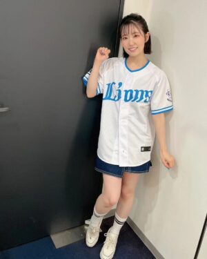 Nao Toyama Instagram - がお～🦁

TVアニメ「終末トレインどこへいく？」

西武ライオンズさんとのコラボで、

和氣あず未ちゃんと一緒に、
昨日、始球式をやらせていただきました！

スカートは音楽活動スタッフの櫻井ちゃんが貸してくれました～ありがたや～😭😭
めっちゃかわいいデニムキュロット💖

アニメのことを皆さんに知っていただけたらというのはもちろんのこと、
金子侑司選手の引退試合という大切な日にお邪魔させていただくことになり、
すごく緊張もありましたが、
それ以上に感動のつまった試合を拝見させていただけて、
もう楽屋も大盛り上がりでした！
ひとときも見逃すことのできない忘れられない一日になりました……！！

この始球式に向けてやれるだけ投球練習もしてきたので、ひとまず恥ずかしくないまっすぐな球も投げられた……！！！

ほっとした……！😂笑

関係者の皆様、野球ファンの皆様、
終末トレインを応援してくださっている皆様、
昨日はありがとうございました！

今週末9/20（金）19:00からはアニメ一挙配信もありますのでぜひ観てね🚋