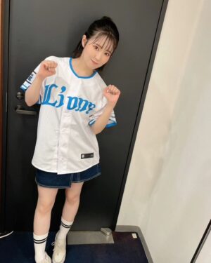 Nao Toyama Instagram - がお～🦁

TVアニメ「終末トレインどこへいく？」

西武ライオンズさんとのコラボで、

和氣あず未ちゃんと一緒に、
昨日、始球式をやらせていただきました！

スカートは音楽活動スタッフの櫻井ちゃんが貸してくれました～ありがたや～😭😭
めっちゃかわいいデニムキュロット💖

アニメのことを皆さんに知っていただけたらというのはもちろんのこと、
金子侑司選手の引退試合という大切な日にお邪魔させていただくことになり、
すごく緊張もありましたが、
それ以上に感動のつまった試合を拝見させていただけて、
もう楽屋も大盛り上がりでした！
ひとときも見逃すことのできない忘れられない一日になりました……！！

この始球式に向けてやれるだけ投球練習もしてきたので、ひとまず恥ずかしくないまっすぐな球も投げられた……！！！

ほっとした……！😂笑

関係者の皆様、野球ファンの皆様、
終末トレインを応援してくださっている皆様、
昨日はありがとうございました！

今週末9/20（金）19:00からはアニメ一挙配信もありますのでぜひ観てね🚋