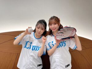 Nao Toyama Instagram - がお～🦁

TVアニメ「終末トレインどこへいく？」

西武ライオンズさんとのコラボで、

和氣あず未ちゃんと一緒に、
昨日、始球式をやらせていただきました！

スカートは音楽活動スタッフの櫻井ちゃんが貸してくれました～ありがたや～😭😭
めっちゃかわいいデニムキュロット💖

アニメのことを皆さんに知っていただけたらというのはもちろんのこと、
金子侑司選手の引退試合という大切な日にお邪魔させていただくことになり、
すごく緊張もありましたが、
それ以上に感動のつまった試合を拝見させていただけて、
もう楽屋も大盛り上がりでした！
ひとときも見逃すことのできない忘れられない一日になりました……！！

この始球式に向けてやれるだけ投球練習もしてきたので、ひとまず恥ずかしくないまっすぐな球も投げられた……！！！

ほっとした……！😂笑

関係者の皆様、野球ファンの皆様、
終末トレインを応援してくださっている皆様、
昨日はありがとうございました！

今週末9/20（金）19:00からはアニメ一挙配信もありますのでぜひ観てね🚋
