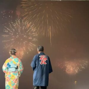 Naomi Trauden Instagram - 大曲の花火を初めて見ました🎆

力強くも儚い美しい花火。最後には少しもの悲しい、でも温かい気持ちになりました。花火師の皆さんの想いが夜空に咲き誇り輝いていました。
お隣は花火について教えていただいた河野さん。

またいつか見られる日を楽しみに。
