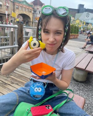 Naomi Trauden Instagram - 少し前に友達とユニバ💚

高校生の時によく行ったユニバ、8年ぶりくらいに行ったらさらにパワーアップしてた！！ミニオンまんもうまうまでした🤤