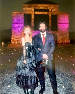 Natalia Téllez Instagram - Sus tíos de confianza presentan: boda vampírica en la que baile Rosalía 🥀