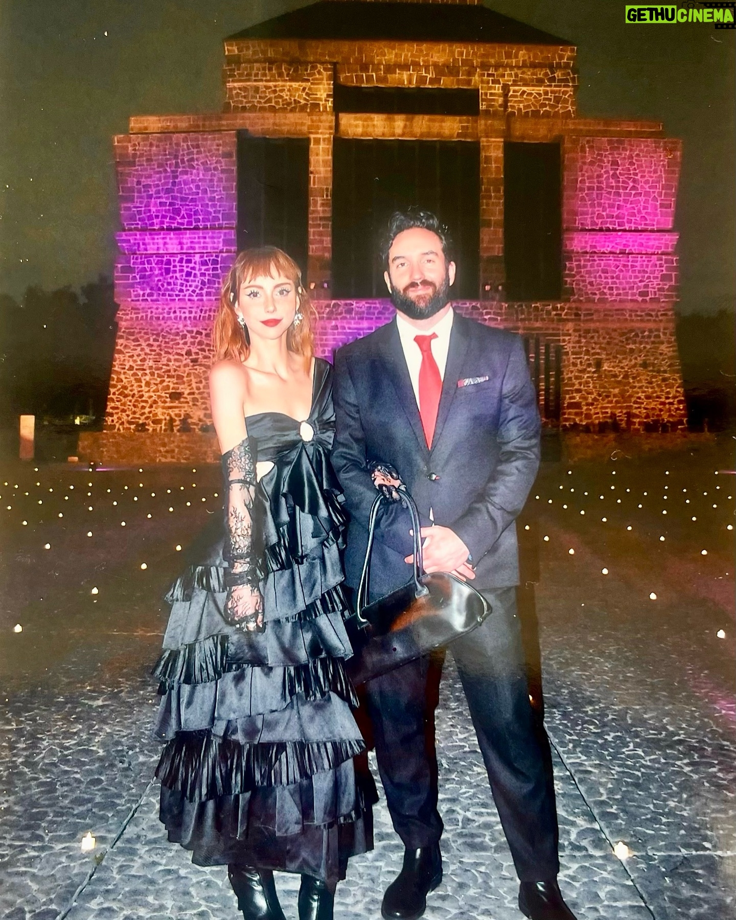 Natalia Téllez - 97.3K Likes - Sus tíos de confianza presentan: boda vampírica en la que baile Rosalía 🥀