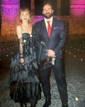 Natalia Téllez Instagram - Sus tíos de confianza presentan: boda vampírica en la que baile Rosalía 🥀