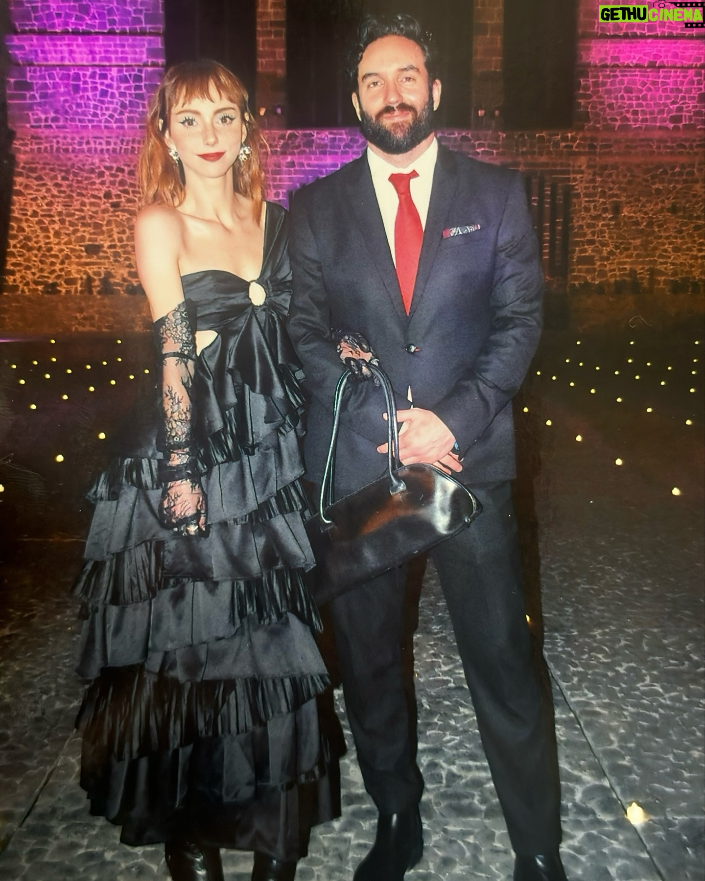 Natalia Téllez - 97.3K Likes - Sus tíos de confianza presentan: boda vampírica en la que baile Rosalía 🥀