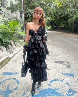 Natalia Téllez Instagram - Sus tíos de confianza presentan: boda vampírica en la que baile Rosalía 🥀