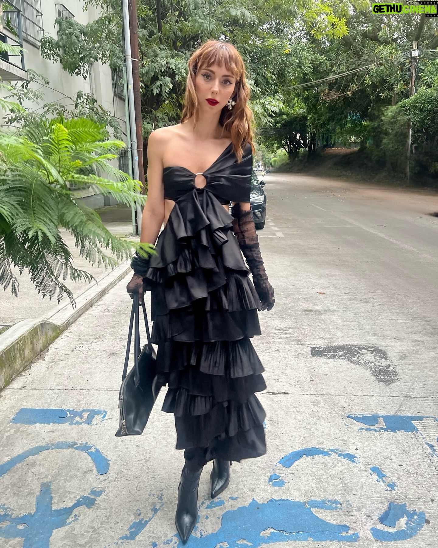 Natalia Téllez - 97.3K Likes - Sus tíos de confianza presentan: boda vampírica en la que baile Rosalía 🥀