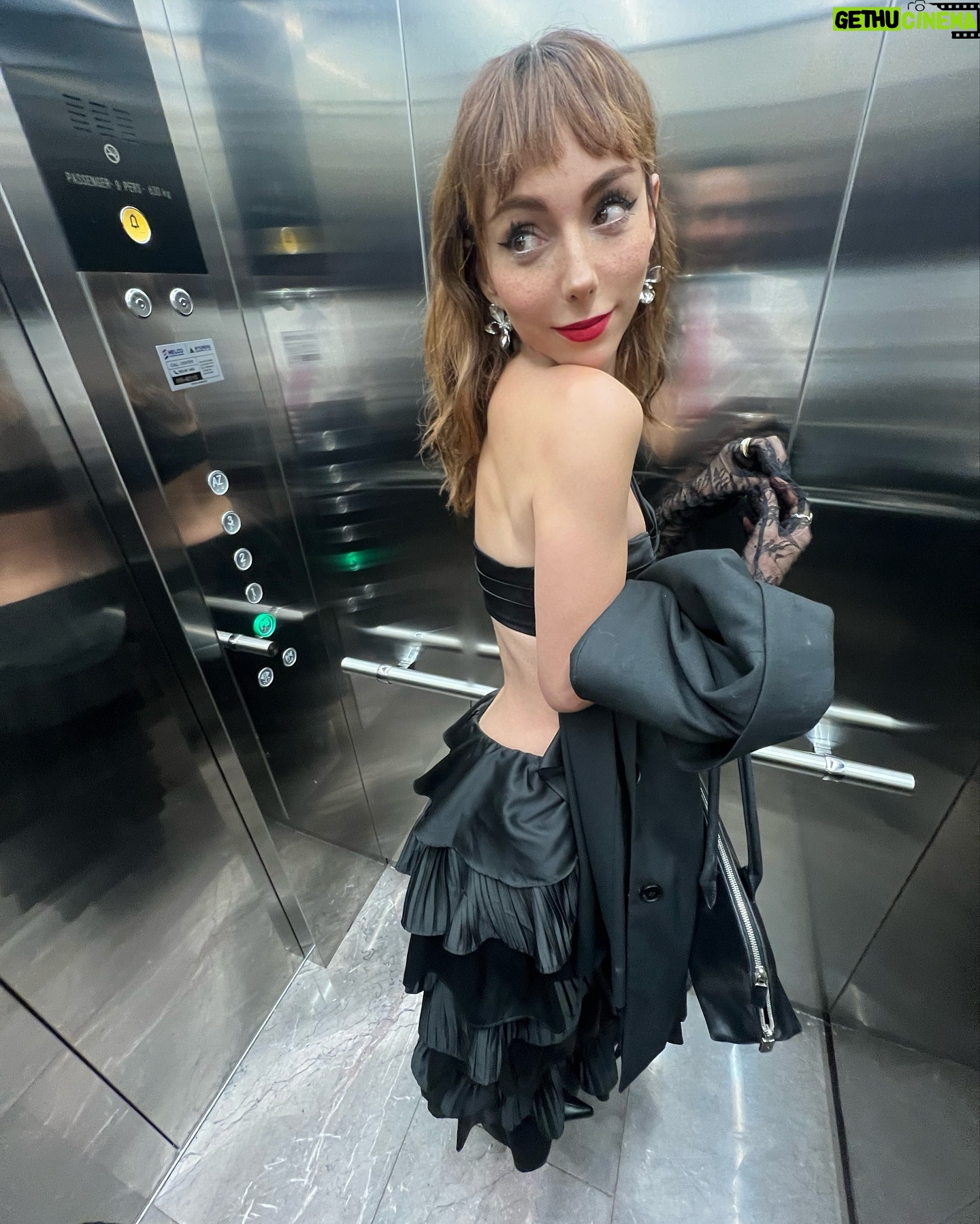 Natalia Téllez - 97.3K Likes - Sus tíos de confianza presentan: boda vampírica en la que baile Rosalía 🥀