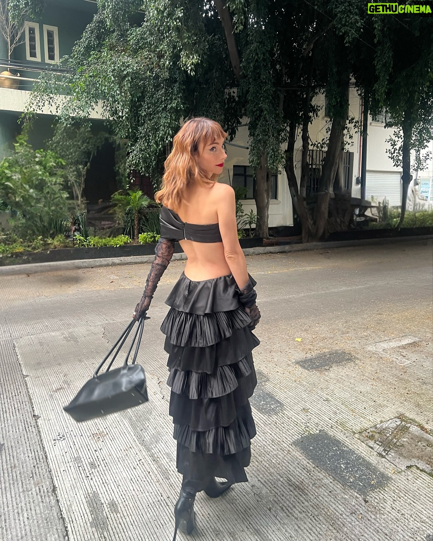 Natalia Téllez - 97.3K Likes - Sus tíos de confianza presentan: boda vampírica en la que baile Rosalía 🥀