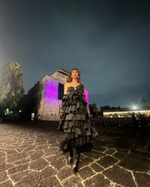 Natalia Téllez Instagram - Sus tíos de confianza presentan: boda vampírica en la que baile Rosalía 🥀