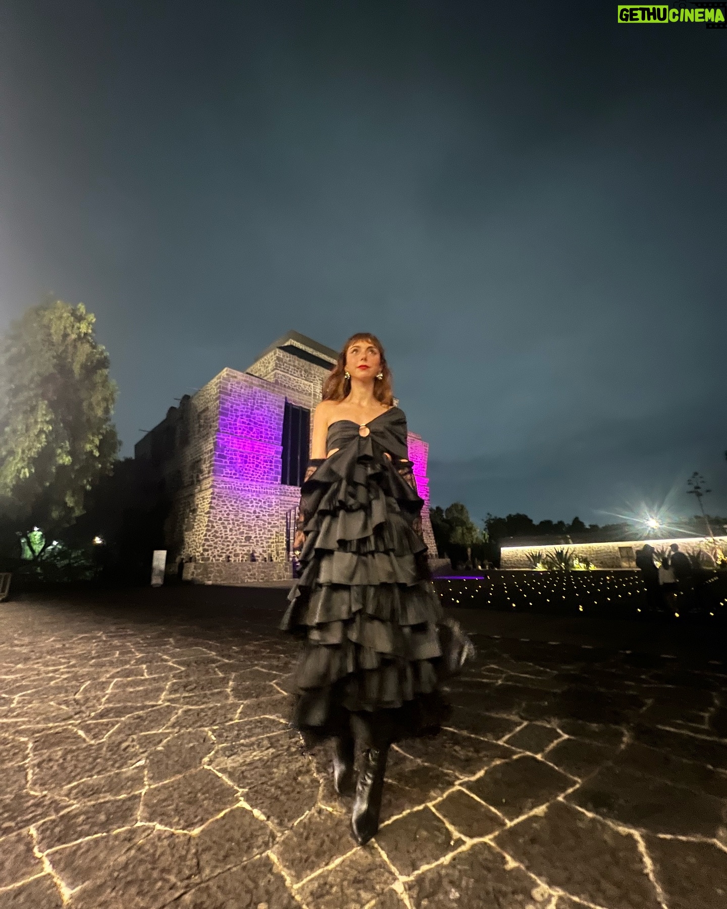 Natalia Téllez - 97.3K Likes - Sus tíos de confianza presentan: boda vampírica en la que baile Rosalía 🥀