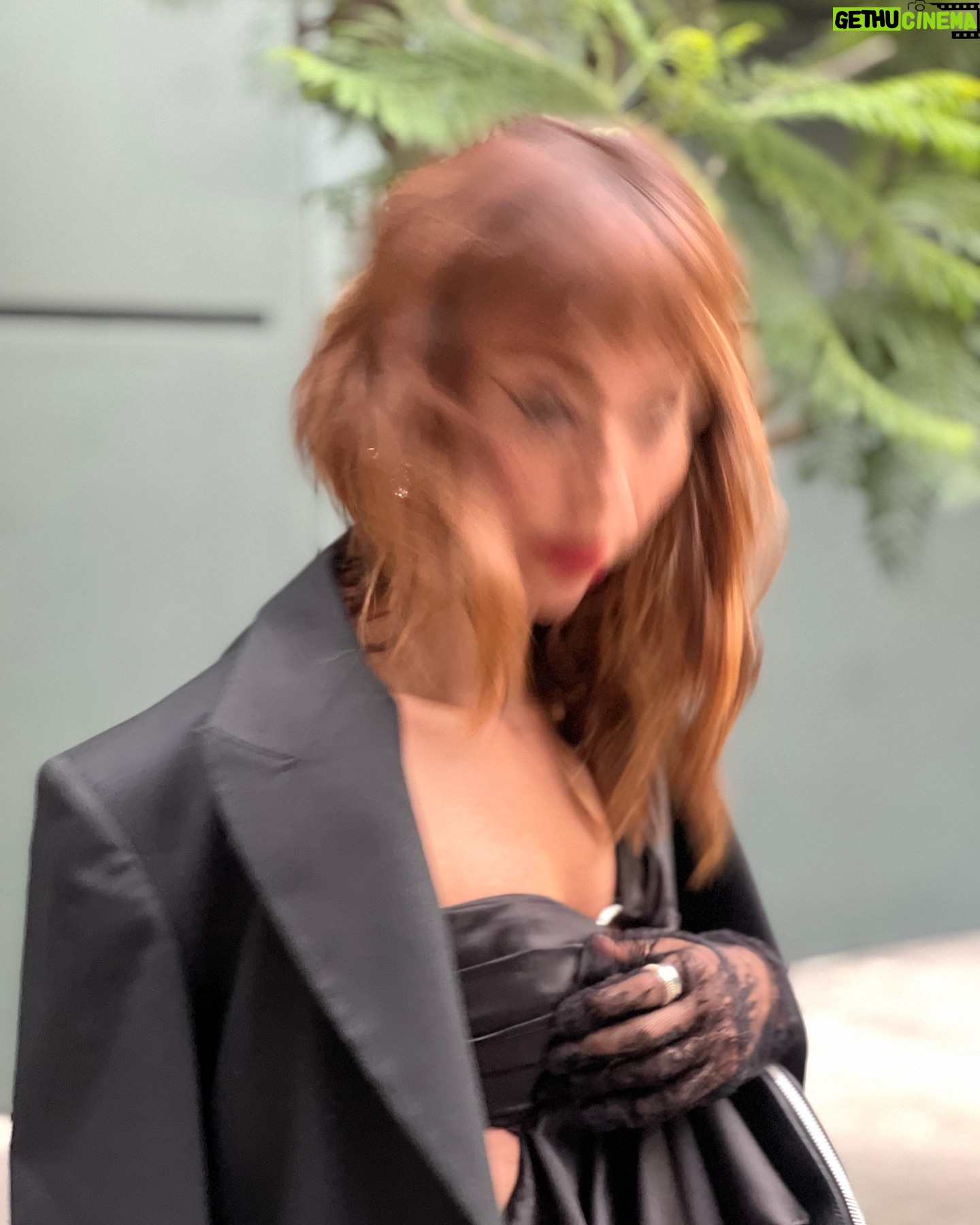 Natalia Téllez - 97.3K Likes - Sus tíos de confianza presentan: boda vampírica en la que baile Rosalía 🥀
