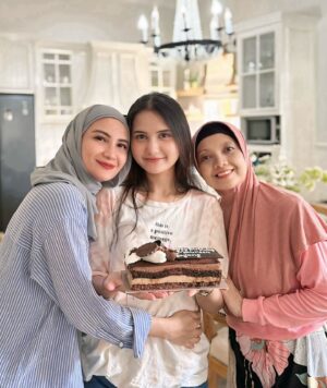 Natalie Sarah Instagram - Barakallah Fii Umriik Anakku sayang yg Baik 🩷 Selalu Sehat ya, Tambah Syantik, Tambah Solehah, Tambah Sukses dan Selalu Bahagia 🤲🏻 Aamiin ya Rabb
-
Love you kakak 💝
#birthday #mygirl #family #mashaallah