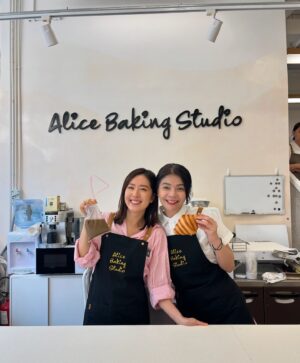 Natalie Tong Instagram - 以前我們常常去馬來西亞宣傳
每次都會去她的節目
沒想到
最後變成我在馬來西亞的朋友
這位小女孩
年紀小小
但擁有大大的理念
加油吧 
努力實現自己的夢想
@emelypoon 

也非常開心可以在訪問中
做我喜歡的事情
謝謝 @oldmanteh99 
來自馬來西亞的老師
他的牛角包真是令人一試難忘
🥐🥐🥐🥐🥐

還有 @boulangerie_alice 
因麵包而結緣
謝謝你每次的協助
從英國到香港
🤭🤭🤭

今晚記得睇啦

#NT
