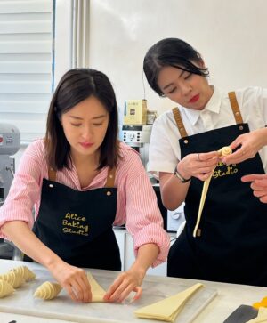 Natalie Tong Instagram - 以前我們常常去馬來西亞宣傳
每次都會去她的節目
沒想到
最後變成我在馬來西亞的朋友
這位小女孩
年紀小小
但擁有大大的理念
加油吧 
努力實現自己的夢想
@emelypoon 

也非常開心可以在訪問中
做我喜歡的事情
謝謝 @oldmanteh99 
來自馬來西亞的老師
他的牛角包真是令人一試難忘
🥐🥐🥐🥐🥐

還有 @boulangerie_alice 
因麵包而結緣
謝謝你每次的協助
從英國到香港
🤭🤭🤭

今晚記得睇啦

#NT