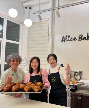 Natalie Tong Instagram - 以前我們常常去馬來西亞宣傳
每次都會去她的節目
沒想到
最後變成我在馬來西亞的朋友
這位小女孩
年紀小小
但擁有大大的理念
加油吧 
努力實現自己的夢想
@emelypoon 

也非常開心可以在訪問中
做我喜歡的事情
謝謝 @oldmanteh99 
來自馬來西亞的老師
他的牛角包真是令人一試難忘
🥐🥐🥐🥐🥐

還有 @boulangerie_alice 
因麵包而結緣
謝謝你每次的協助
從英國到香港
🤭🤭🤭

今晚記得睇啦

#NT