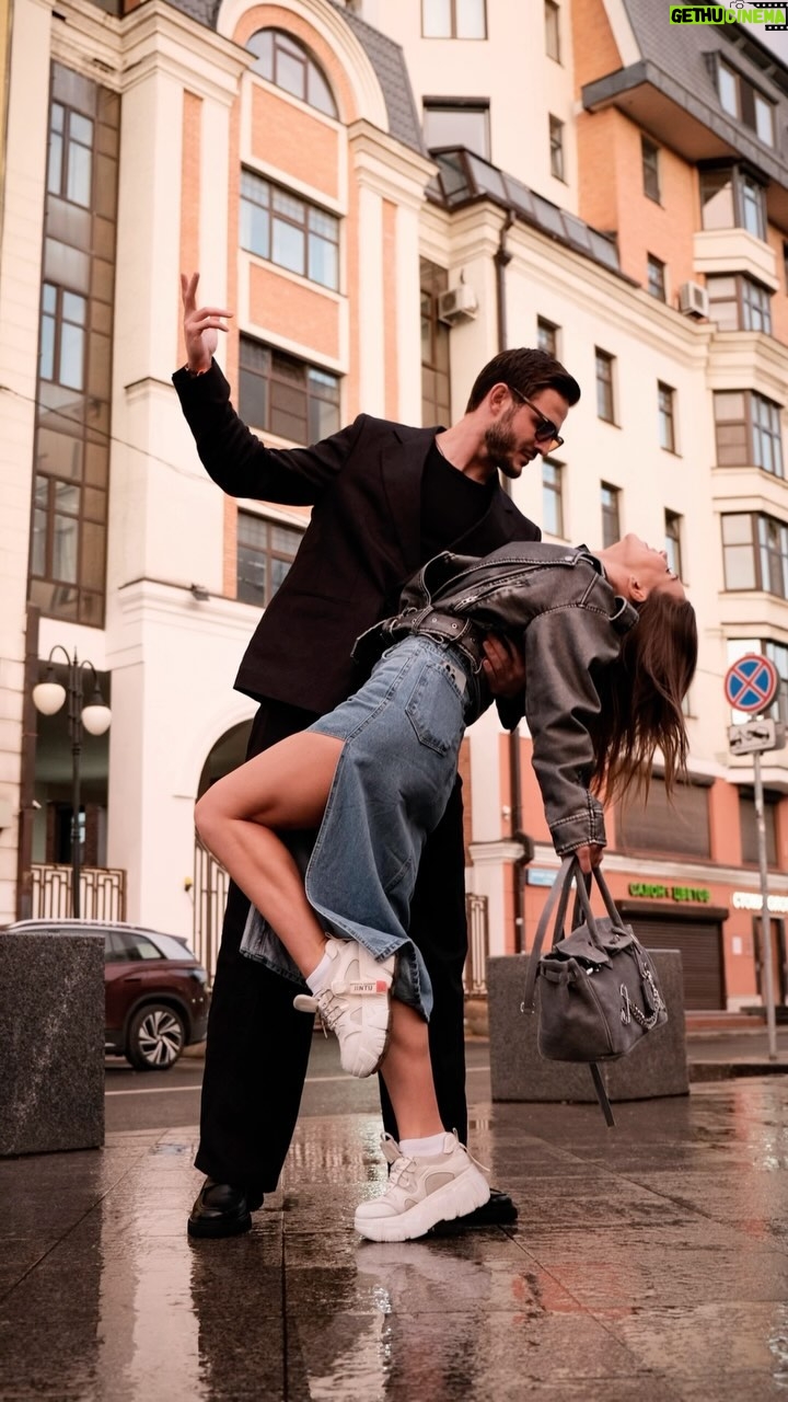 Nataliya Bichan - 76 Likes - Вот так встреча
Замечательные ребята попались в кадре
Кстати я даже и не догадывался, но парень - Олег, раньше занимался пилоном и даже делал сумасшедший трюк на воздушном шаре без страховки 🙈😨
А эта замечательная девушка с обворожительной улыбкой - Наташа, она же хореограф на канале ТНТ и ещё к тому же Актриса 😨
Это был как раз тот случай когда увидел случайно человека и не смог не подойти не познакомиться и не пообщаться
Надеюсь ещё с ними встретимся и не раз
Вот так можно в Москве встретить интересных людей ❤️